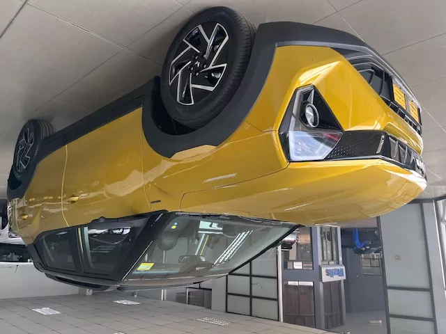 Vehicle Image for 2/2for Mahindra XUV 3XO 1.2T AX7L (automatic | petrol)