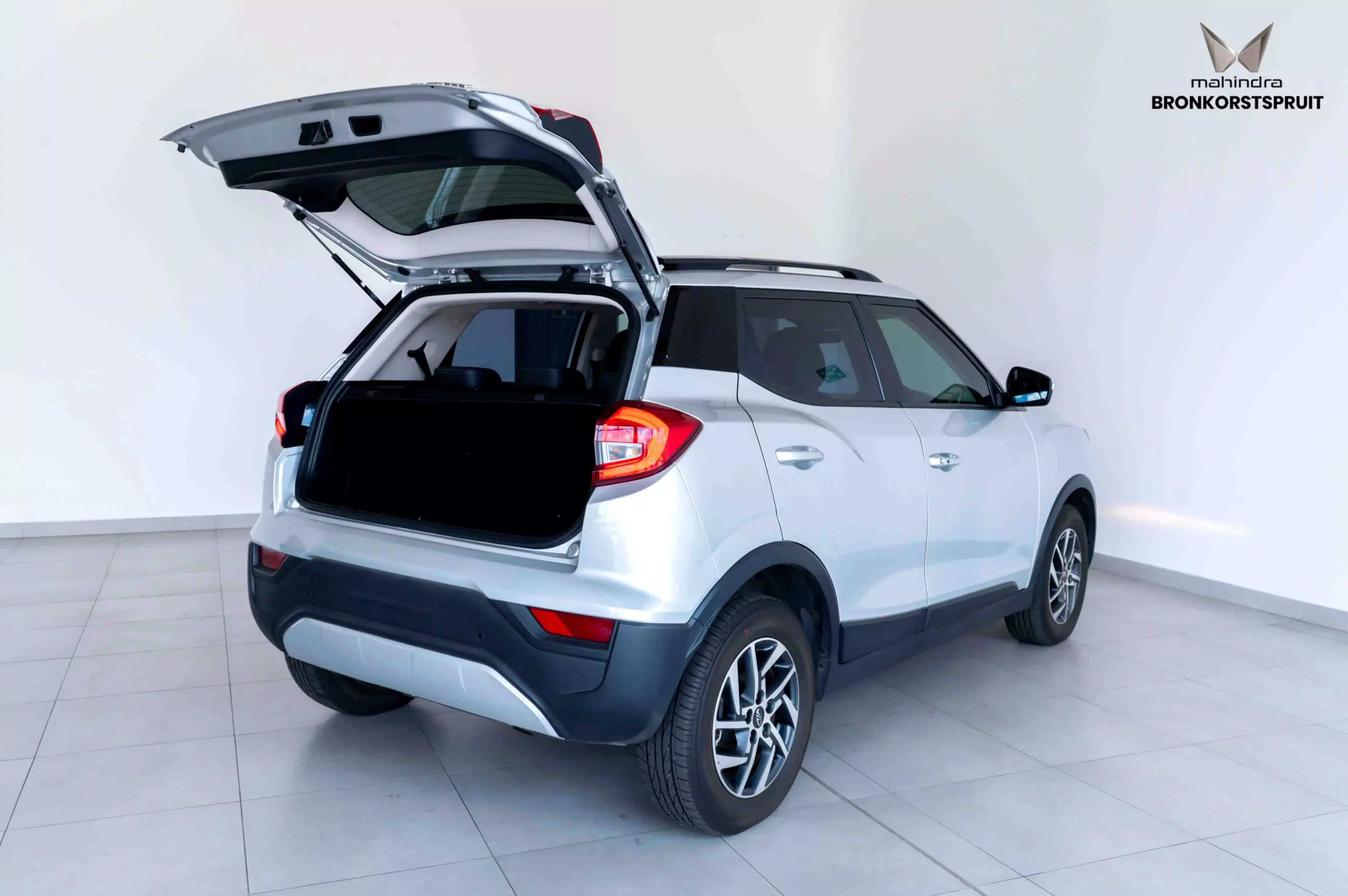 Mahindra XUV300 1.2T W8 (manual | petrol) 2023